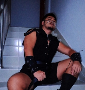 打扮成中世纪风格的勇士造型