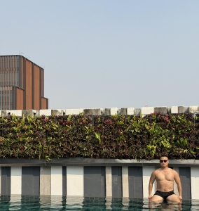 东七区BKK晒太阳游泳☺️