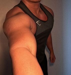 光落在肩上 汗留在手臂 属于训练后的安静