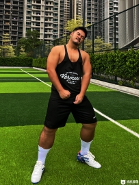 一起去球场运动呀！