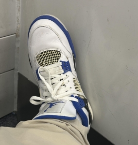 越发觉得AJ4每个角度都美， 虽然被我穿的有点烂💙